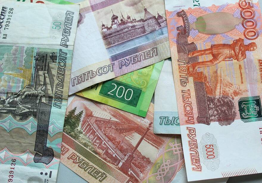 Read more about the article Россияне начинают снова копить деньги после того, как потеряли свои сбережения